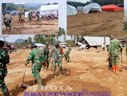 Satgas Kodim 0211/TT Sigap Bersihkan Sekolah Darurat Terdampak Banjir di Tukka, Tapteng
