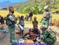 Tiga Warga Distrik Sinak Terluka Akibat Penembakan OPM Dievakuasi dengan Bantuan TNI dan Warga