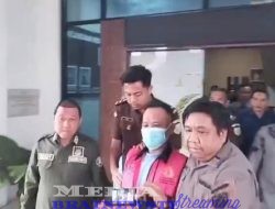 BANCA DANA DESA OKNUM KADES KEDATON DIGIRING KE MOBIL TAHANAN KEJARI LAMPURA