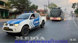 Polres Lampung Utara Siram Jalan Protokol, Kurangi Debu Vulkanik Dampak Erupsi Gunung Anak Krakatau