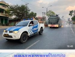 Polres Lampung Utara Siram Jalan Protokol, Kurangi Debu Vulkanik Dampak Erupsi Gunung Anak Krakatau