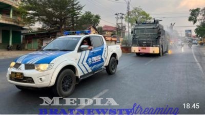 Polres Lampung Utara Siram Jalan Protokol, Kurangi Debu Vulkanik Dampak Erupsi Gunung Anak Krakatau
