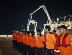 Kantor SAR Makassar Kerahkan KN SAR Kamajaya Dan Puluhan Personil Dukung Operasi SAR KMP Virgi Tranportasi 8